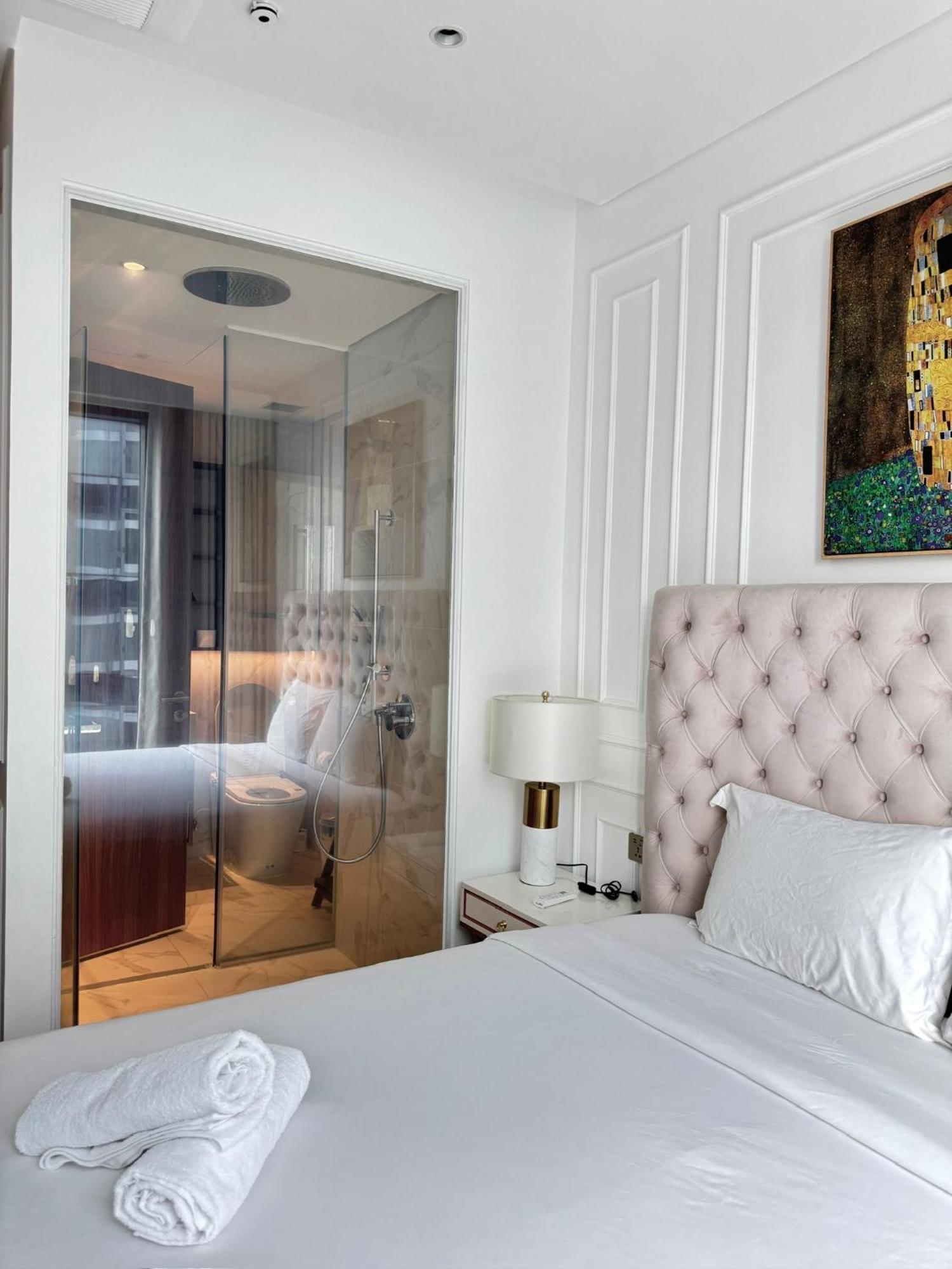 Metropole Thu Thiem - Luna - Chic, Unbeatable Location, Great Value!!!